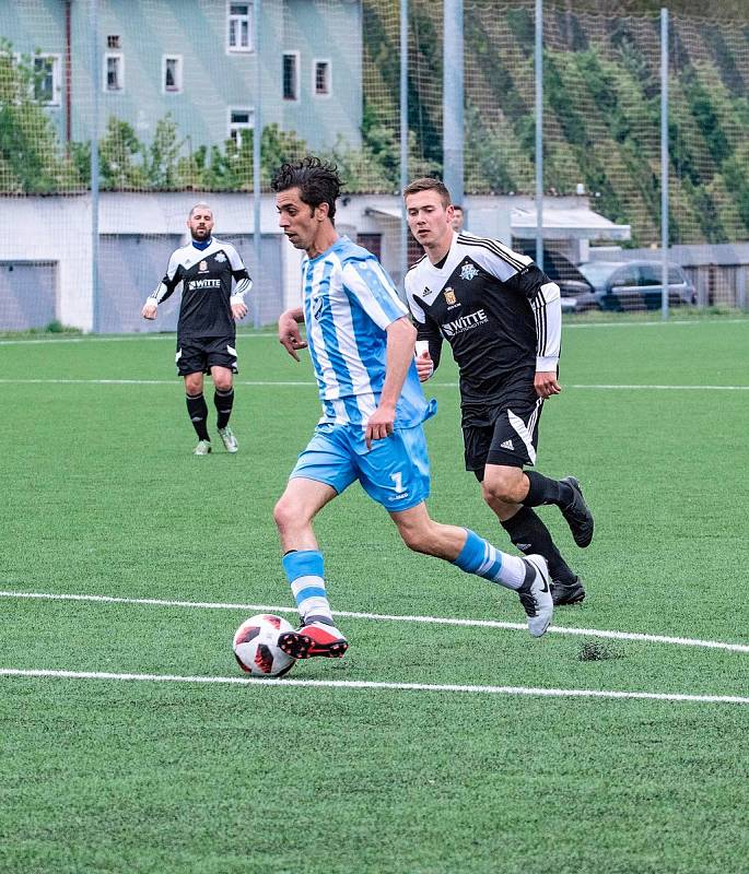 Chebská Hvězda porazila v semifinále Nejdek (v černém) 2:1 a postoupila tak do finále krajského poháru mužů KKFS.