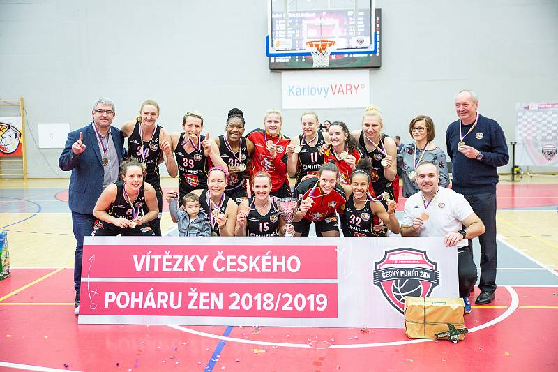 Finálový zápas finálového turnaje českého poháru basketbalistek v Karlových Varech, KP Brno  (v zelenobílém) - Sokol Nilfisk Hradec Králové