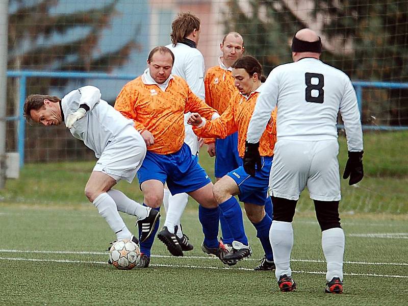 Pět branek nasázeli na drahovické umělce Valči fotbalisté Dvorů (v bílém) v rámci druhého jarního kola IV. třídy.