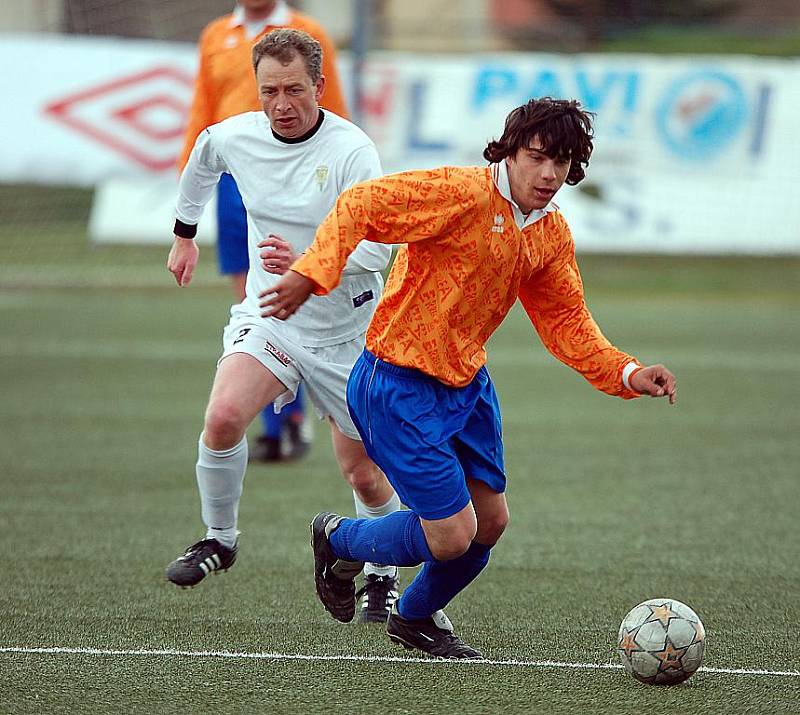 Pět branek nasázeli na drahovické umělce Valči fotbalisté Dvorů (v bílém) v rámci druhého jarního kola IV. třídy.