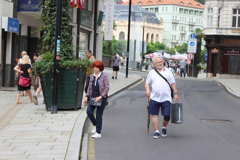 Ulice karlovarského lázeňského území jsou opět plné lidí.