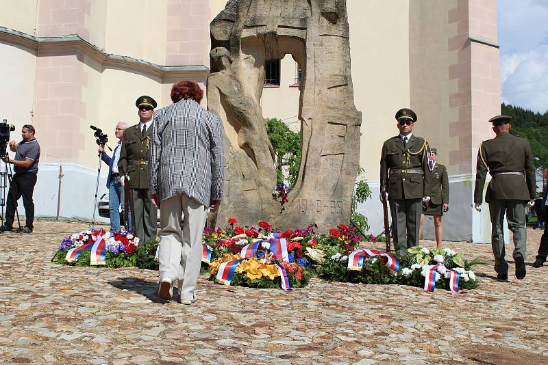 Na Jáchymovské peklo a jeho oběti přišly vzpomínat desítky lidí, jejich památku uctili u Brány ke Svobodě