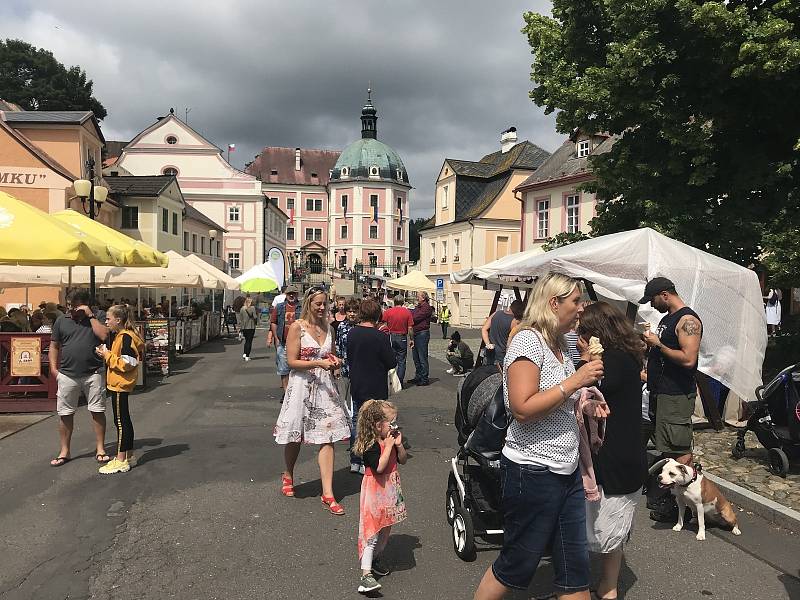 Bečov slavil. Lákaly kapely a divadla, ale také relikviář.