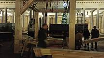 Letošní vánoční trhy v Karlových Varech spojuje opět s hotelem Thermalem světelná promenáda.