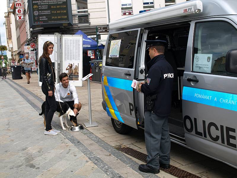 Policisté se důkladně připravili se 52. ročník Mezinárodního filmového festivalu. Letos je posílen výkon služby, a to jak uniformovaných policistů, tak také policistů v civilu.