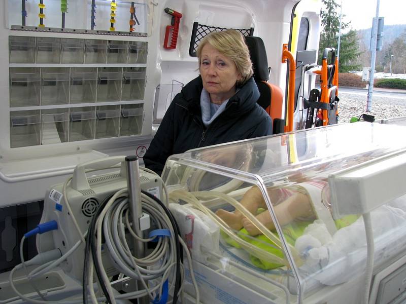 Nová převozová sanitka, speciálně určená pro transport novorozenců, vyšla na 2,6 milionu korun a zaplatil ji Karlovarský kraj.