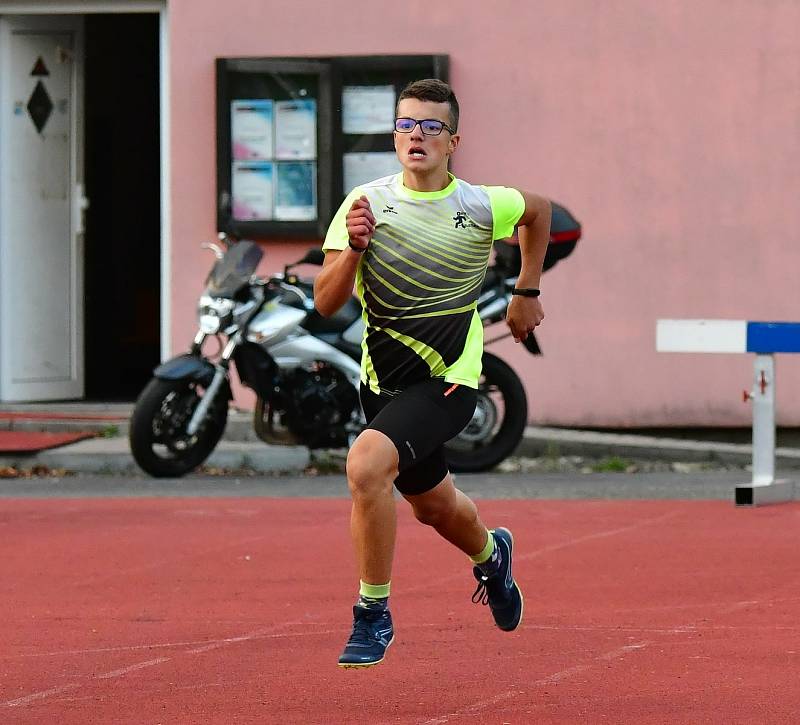 Karlovarské kontrolní závody uspořádal v týdnu na městském atletickém stadionu v lázeňském městě Triatlet Karlovy Vary.