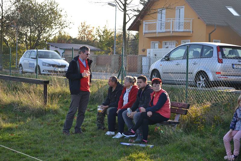 V Hájích u Chebu se v sobotu konala Drakiáda. Všichni účastníci si to opravdu užili, protože byl poslední teplý den a k tomu foukal i příjemný větřík, který draky dokázal udržet ve vzduchu.