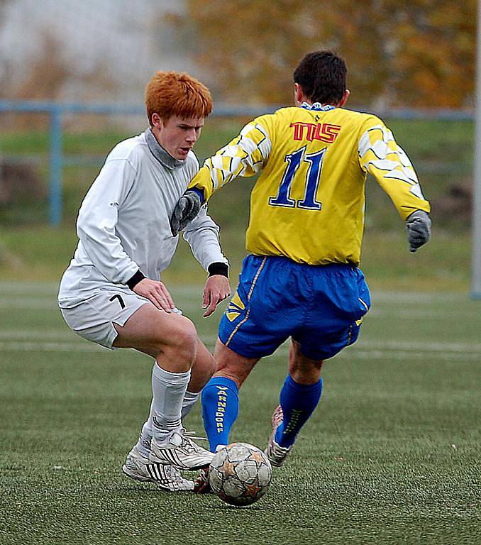 V dalším kole divizní soutěže si připsali dorostenci karlovarského 1. FC (v bílém) na své konto důležité vítězství nad Varnsdorfem v poměru 5:0.