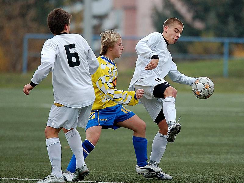 V dalším kole divizní soutěže si připsali dorostenci karlovarského 1. FC (v bílém) na své konto důležité vítězství nad Varnsdorfem v poměru 5:0.