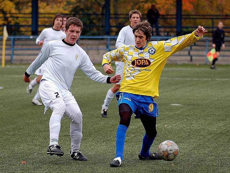 V dalším kole divizní soutěže si připsali dorostenci karlovarského 1. FC (v bílém) na své konto důležité vítězství nad Varnsdorfem v poměru 5:0.