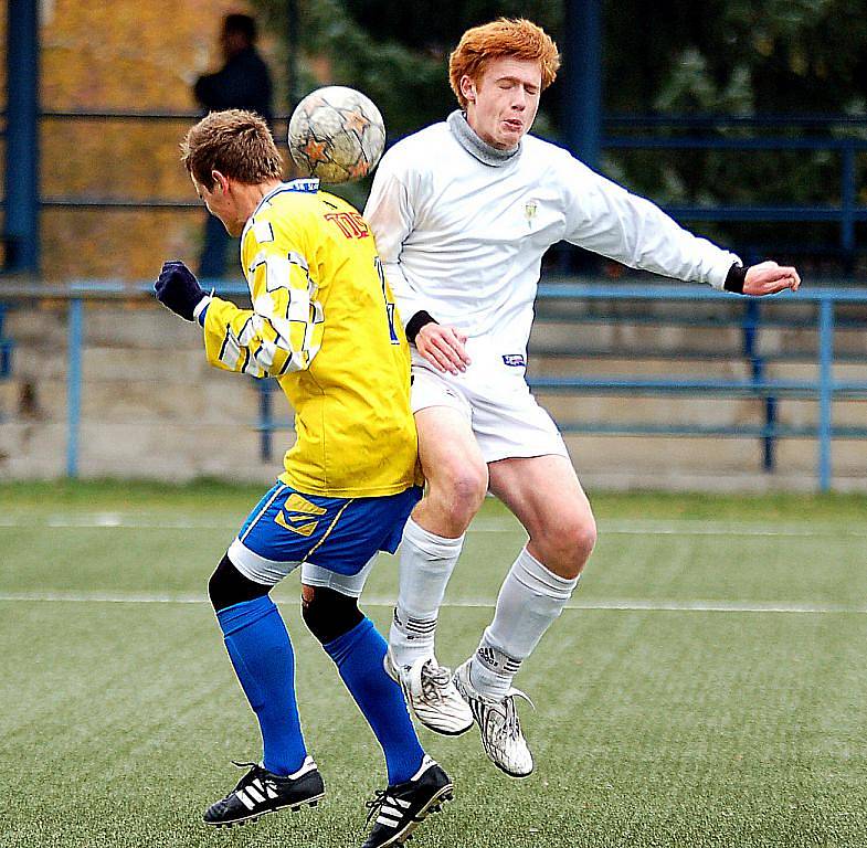 V dalším kole divizní soutěže si připsali dorostenci karlovarského 1. FC (v bílém) na své konto důležité vítězství nad Varnsdorfem v poměru 5:0.