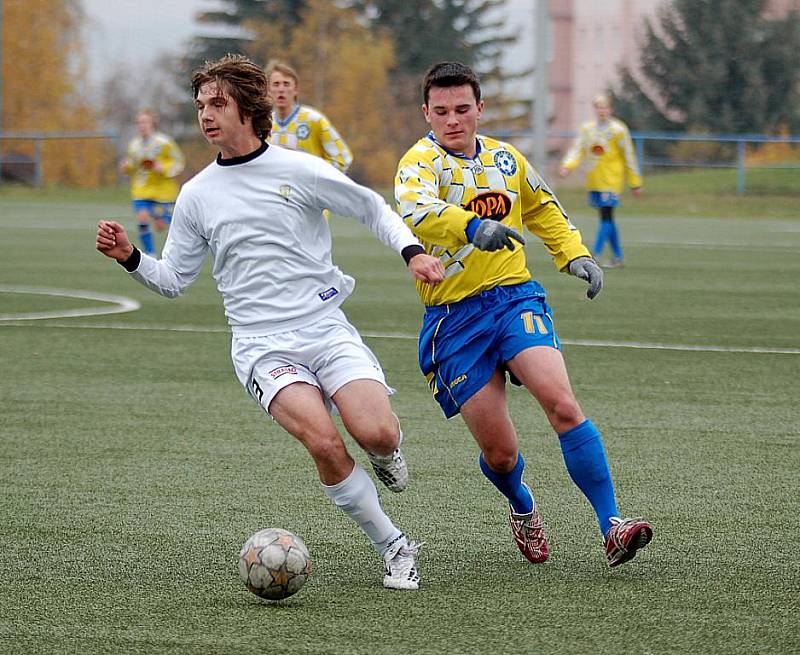 V dalším kole divizní soutěže si připsali dorostenci karlovarského 1. FC (v bílém) na své konto důležité vítězství nad Varnsdorfem v poměru 5:0.