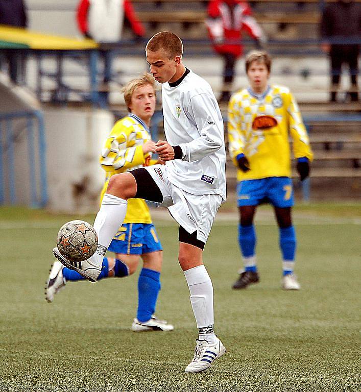 V dalším kole divizní soutěže si připsali dorostenci karlovarského 1. FC (v bílém) na své konto důležité vítězství nad Varnsdorfem v poměru 5:0.