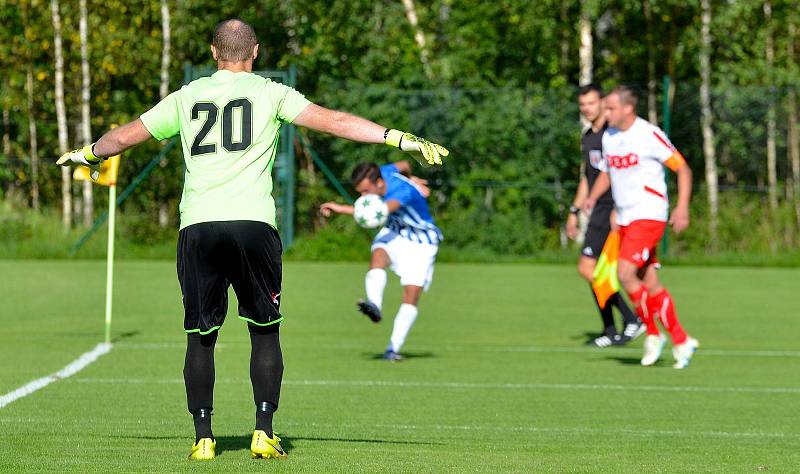 I ve druhém podzimním kole krajského přeboru dosáhl Ostrov (v modrém) na tříbodový zisk, když porazil Toužim (v bílém) 4:0.