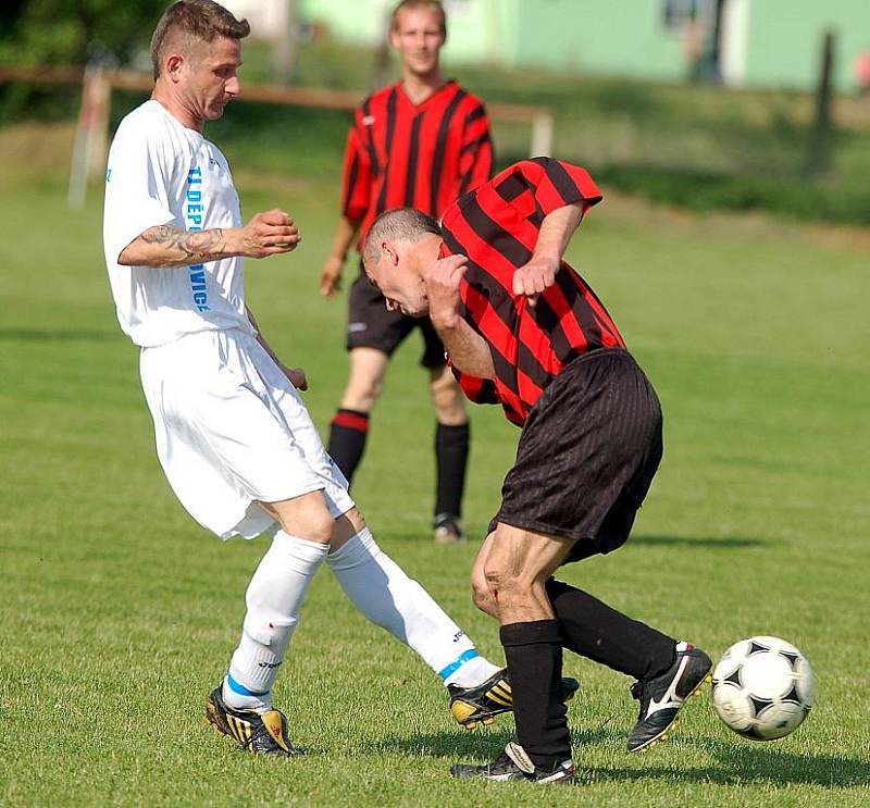 Ve 24. kole okresní fotbalové III. třídy si poradili fotbalisté Sadova (v pruhovaném) na domácí půdě s týmem Děpoltovic (v bílém) rozdílem dvou branek v poměru 3:1.