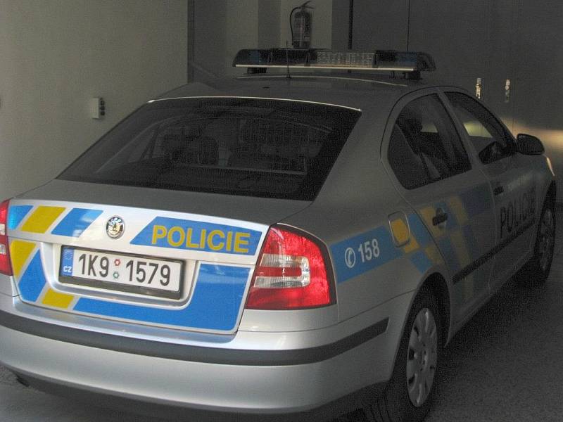 Policisté přivážejí k výslechu muže, podezřelého z loupeže na poště v Tašovicích.