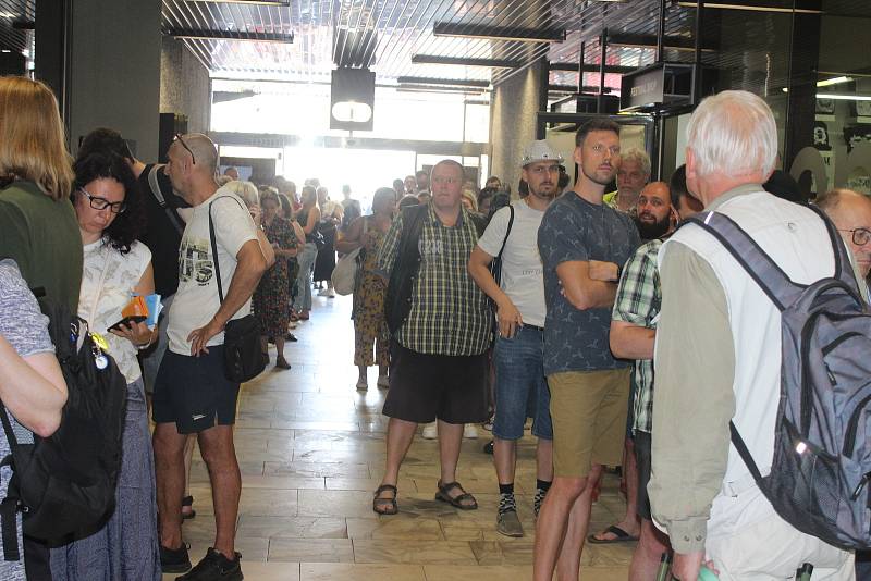 Prodej vstupenek zahájen. Natěšení návštěvníci 56. ročníku MFF Karlovy Vary si vystáli dlouhou frontu.