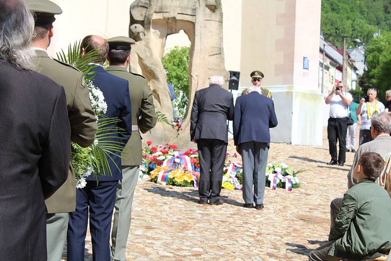 Na Jáchymovské peklo a jeho oběti přišly vzpomínat desítky lidí, jejich památku uctili u Brány ke Svobodě