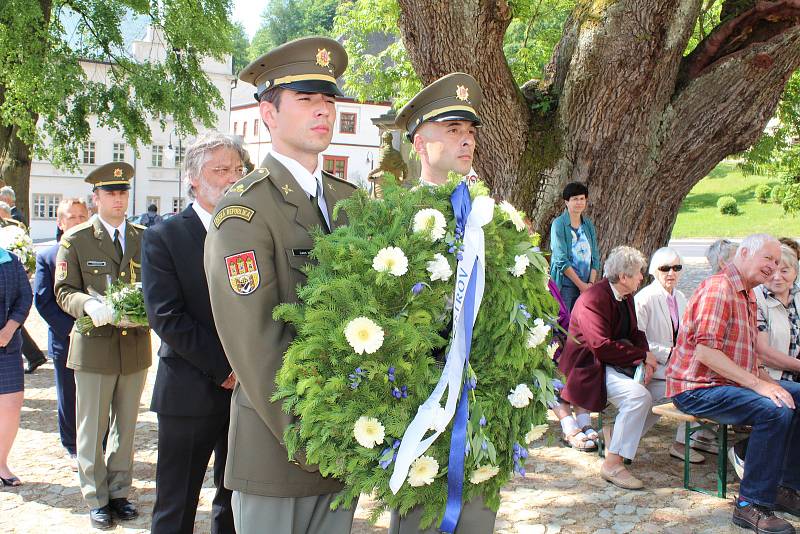 Na Jáchymovské peklo a jeho oběti přišly vzpomínat desítky lidí, jejich památku uctili u Brány ke Svobodě