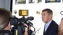 Premiér Andrej Babiš společně s ministrem průmyslu Karlem Havlíčkem a ministryní pro místní rozvoj Klárou Dostálovou navštívili v Karlových Varech sklárnu Moser, kde řešili pokoronavirovou situaci v podniku a případnou pomoc.