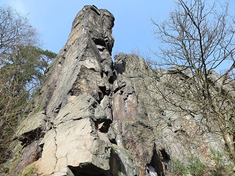 Jednotlivé skalní věže a bloky ve Svatošských skalách se nazývají Kapucín, Ministranti, Nevěsta s Ženichem, Páter, Svědkové, Muzikanti, Tchán, Tchyně a Zámek.