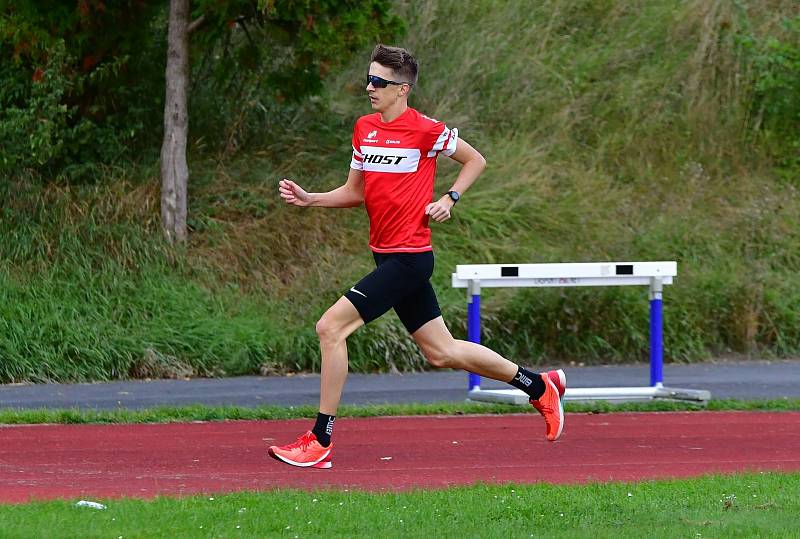 Karlovarské kontrolní závody uspořádal v týdnu na městském atletickém stadionu v lázeňském městě Triatlet Karlovy Vary.