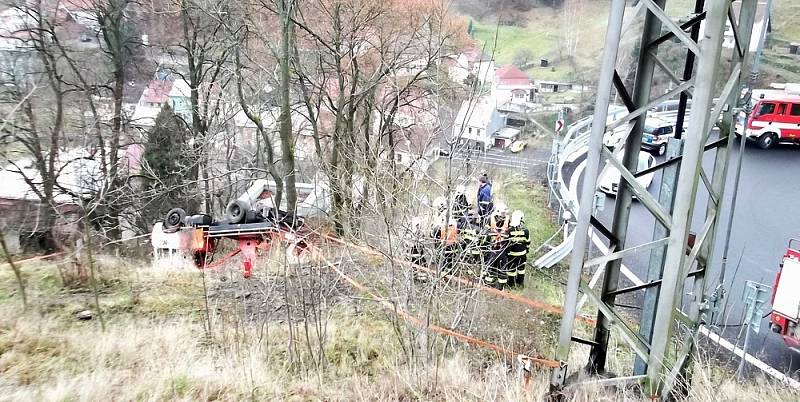 O obrovském štěstí mluvili i samotní hasiči, kteří zasahovali u nehody. Jen vzrostlé stromy zabránily dalšímu pádu automobilové vysokozdvižné plošiny. 