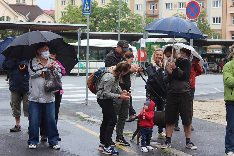 Také v Karlových Varech se lidé připojili k protestním akcím proti premiéru Andreji Babišovi.