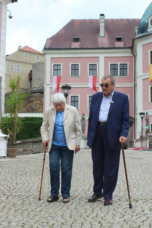 Christian Friedrich Beaufort Spontini s místní pamětnicí Annou Rajserovou.