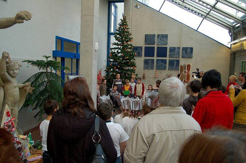 VÁNOČNÍ KOLEDY zpívaly děti během slavnostního zahájení vánoční výstavy ve vestibulu krajského úřadu  