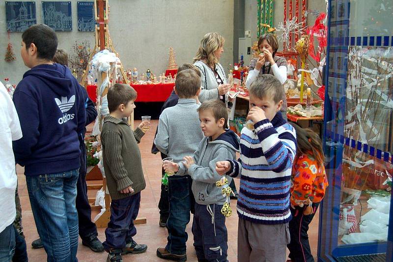 VÁNOČNÍ KOLEDY zpívaly děti během slavnostního zahájení vánoční výstavy ve vestibulu krajského úřadu  