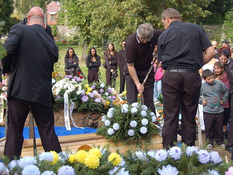 Pohřeb obětí nehody, která se stala v noci na sobotu 30. srpna na staré Chodovské silnici v Nejdku.