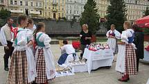 Roztančený folklorní festival a porcelánové slavnosti.