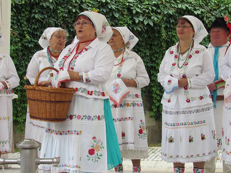 Roztančený folklorní festival a porcelánové slavnosti.