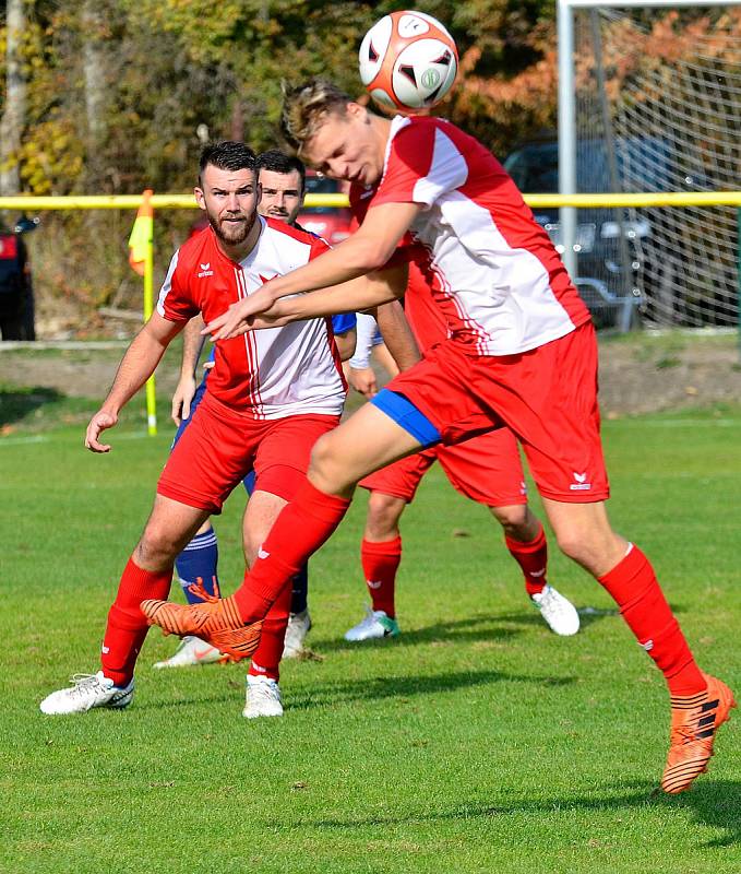 Fotbalisté karlovarské Slavie uhráli s vedoucími Zápy (v pruhovaném) bezbrankovou remízu. V následném penaltovém rozstřelu se jim však nedařilo a prohráli v poměru 6:7.