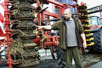 ŘEDITEL STATKU BOR Vladimír Matějů ukazuje nánosy bahna na strojích, které ztěžují práci zemědělcům. 