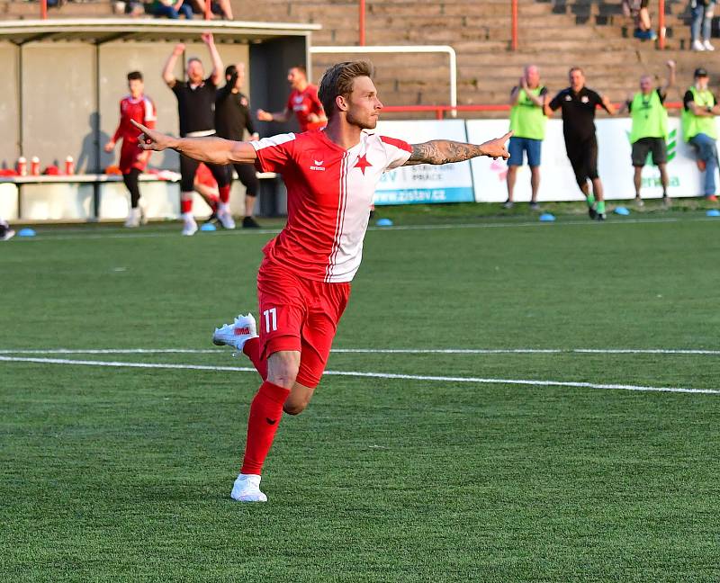 Karlovarská Slavia udělala za jarní částí Fortuna ČFL vítěznou tečku, když v derby porazila Baník Sokolov 5:1.