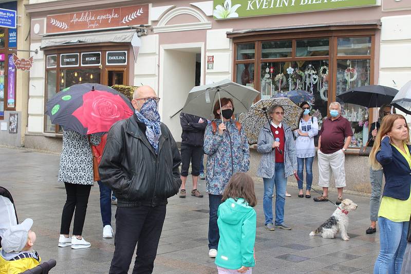 Také v Karlových Varech se lidé připojili k protestním akcím proti premiéru Andreji Babišovi.