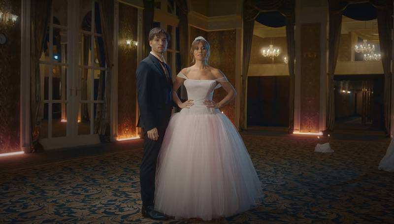 Emma Smetana a Jordan Haj si pro svůj společný videoklip opět vybrali Karlovy Vary, tentokrát Grandhotel Pupp. Repro Deník (z videoklipu)