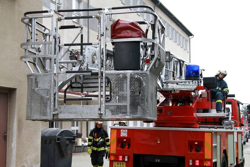 Fiktivní požár ve škole a farní charitě. To byl scénář testu, při kterém si hasiči vyzkoušeli evakuaci studentů