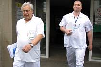 Generální ředitel Karlovarské krajské nemocnice Petr Svoboda (vlevo) končí...