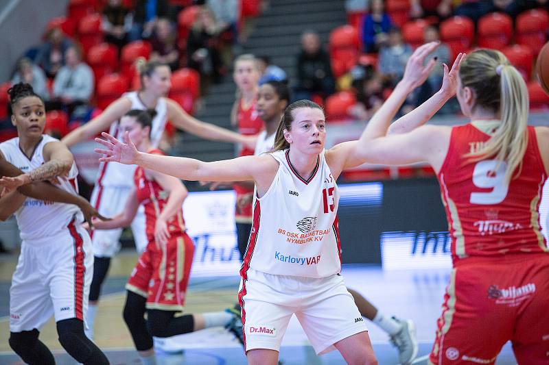 Utkání o třetí místo českého poháru v basketbalu žen, Final 4 v Karlových Varech, BS DSK Basketball Nymburk KV - BLK Slavia Praha (v červených dresech).