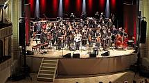 SVÉ STANOVISKO k současnému vývoji prezentovala většina členů Karlovarského symfonického orchestru při sobotním koncertu při příležitosti otevření rekonstruovaného Národního domu.