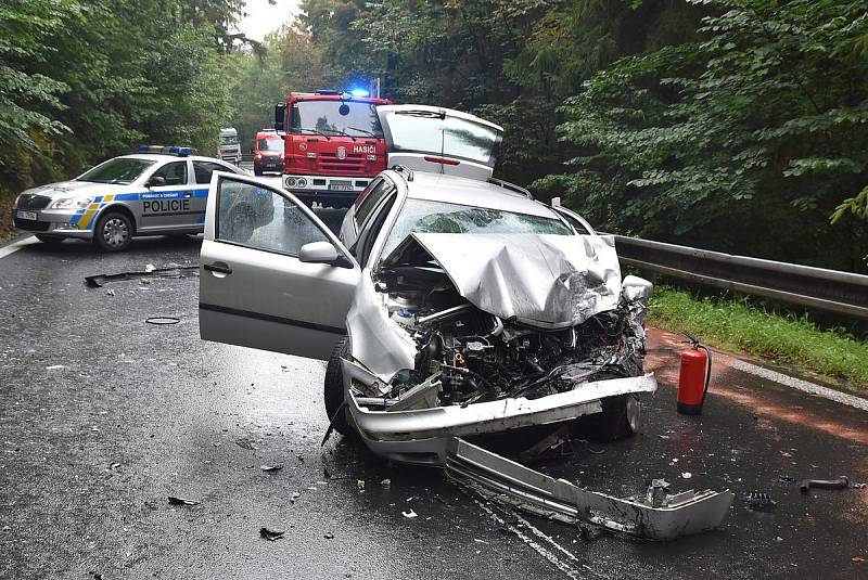 Nehoda autobusu a auta u Bečova nad Teplou