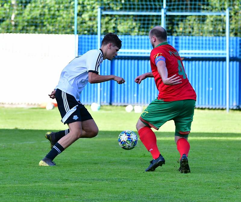 Nejdek (v bílém) si poradil na úvod s FC Cheb, slavil výhru 6:3.