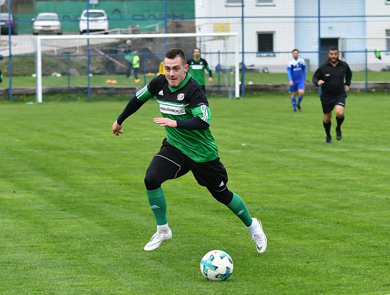 FK Nejdek (v modrém) slavil sté výročí duelem s karlovarskou Energií, remízou 8:8.