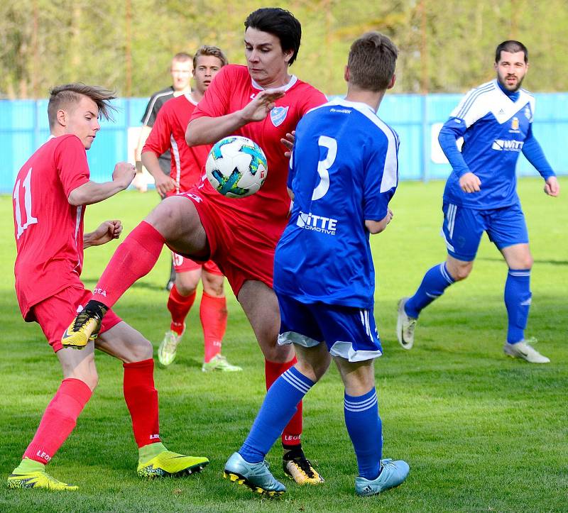 Nejdecký FK (v modrém) slavil v prvním kole krajského poháru výhru 5:0 nad Hvězdou Cheb (v červeném), když všechny trefy obstaral útočník Filip Neudert.