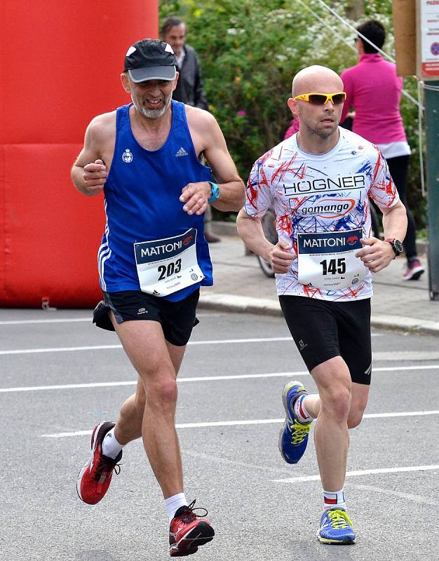 Pátý ročník Mattoni 1/2Maratonu Karlovy Vary ozdobily skvělé časy, když se nejrychlejšímu muži i ženě podařilo zaběhnout rekord závodu.