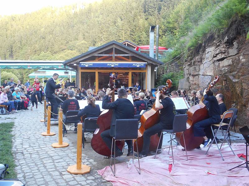 Karlovarský symfonický orchestr koncertoval na Svatošských skalách.